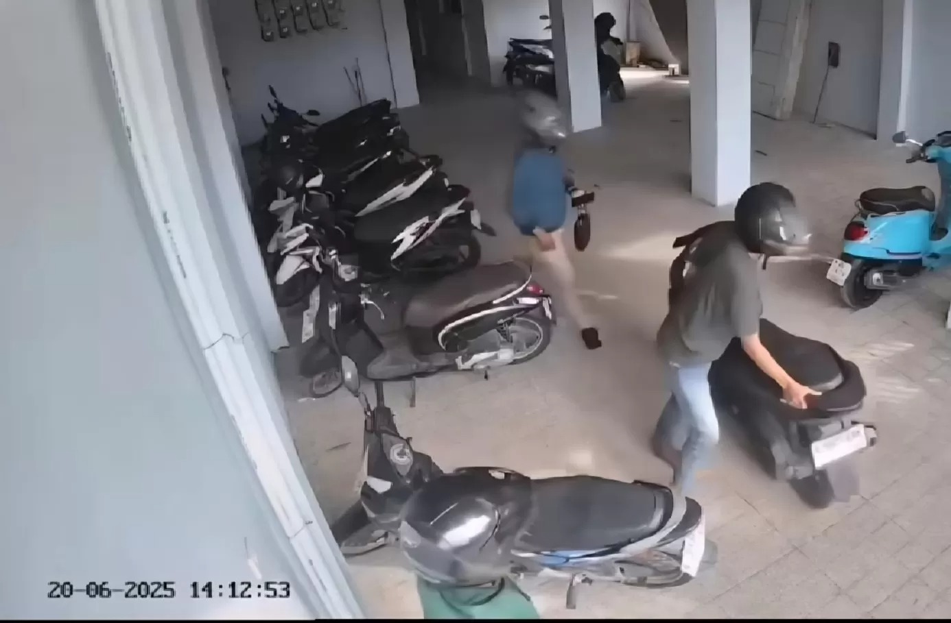 KOMPLOTAN : Empat kawanan pelaku curanmor terekam CCTV mencuri di kos Jalan Tambak Medokan Ayu VI C, Surabaya.