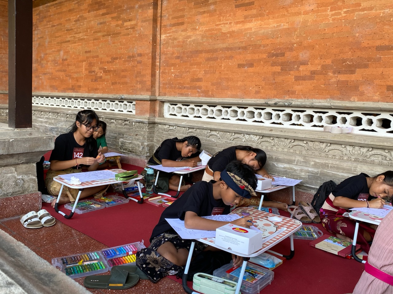LOMBA: Duta Kabupaten Badung yang menjadi peserta lomba mewarnai di PKB 2025, Minggu (22/6).