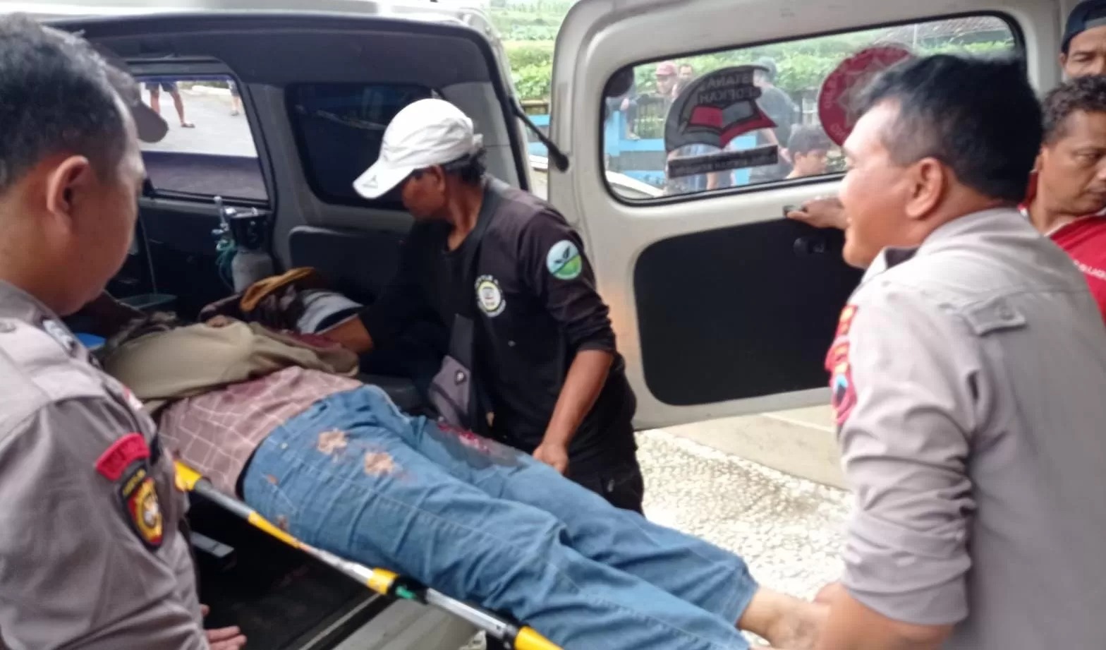 EVAKUASI: Korban kecelakaan maut di jalur ekstrem Kemuning, Ngargoyoso, Karanganyar saat dievakuasi, Senin (23/5/2025).