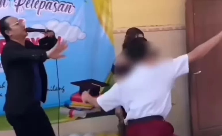 Siswa SD di Tulungagung yang tengah menyawer seorang biduan saat acara perpisahan sekolah viral di media sosial. (Foto: Instagram/@medsos_rame)