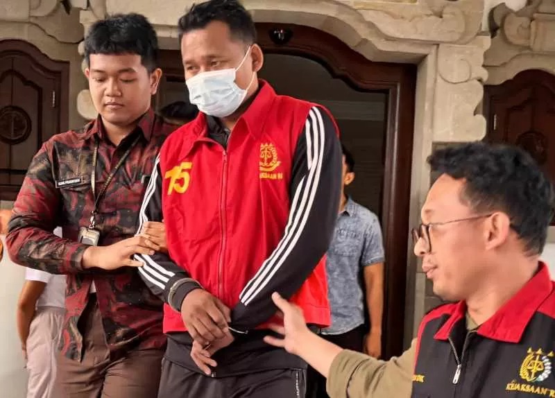 DITAHAN : Ketua Bumdes Nawakerti, IWS (tengah) digelandang petugas Kejari Karangasem ke Lapas Kelas II B Karangasem.