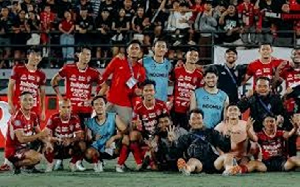 Foto bersama skuad Bali United dengan Fans yang hadir di Stadion Kapten I Wayan Dipta.