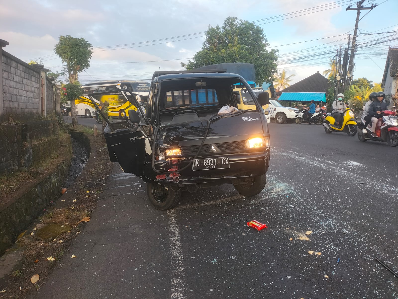 RINGSEK: Mobil pick up ringsek dan dua penumpangnya dilarikan ke RSUD Tabanan usai terlibat kecelakaan dengan bus pariwisata di jalur tengkorak Tabanan.