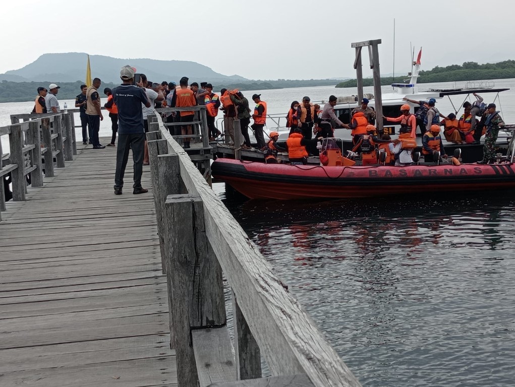 Proses evakuasi penumpang KMP Gerbang Samudra II yang kandas disekitar Dermaga LCM Pelabuhan Gilimanuk, Kecamatan Melaya, Kabupaten Jembrana, Minggu (22/6).