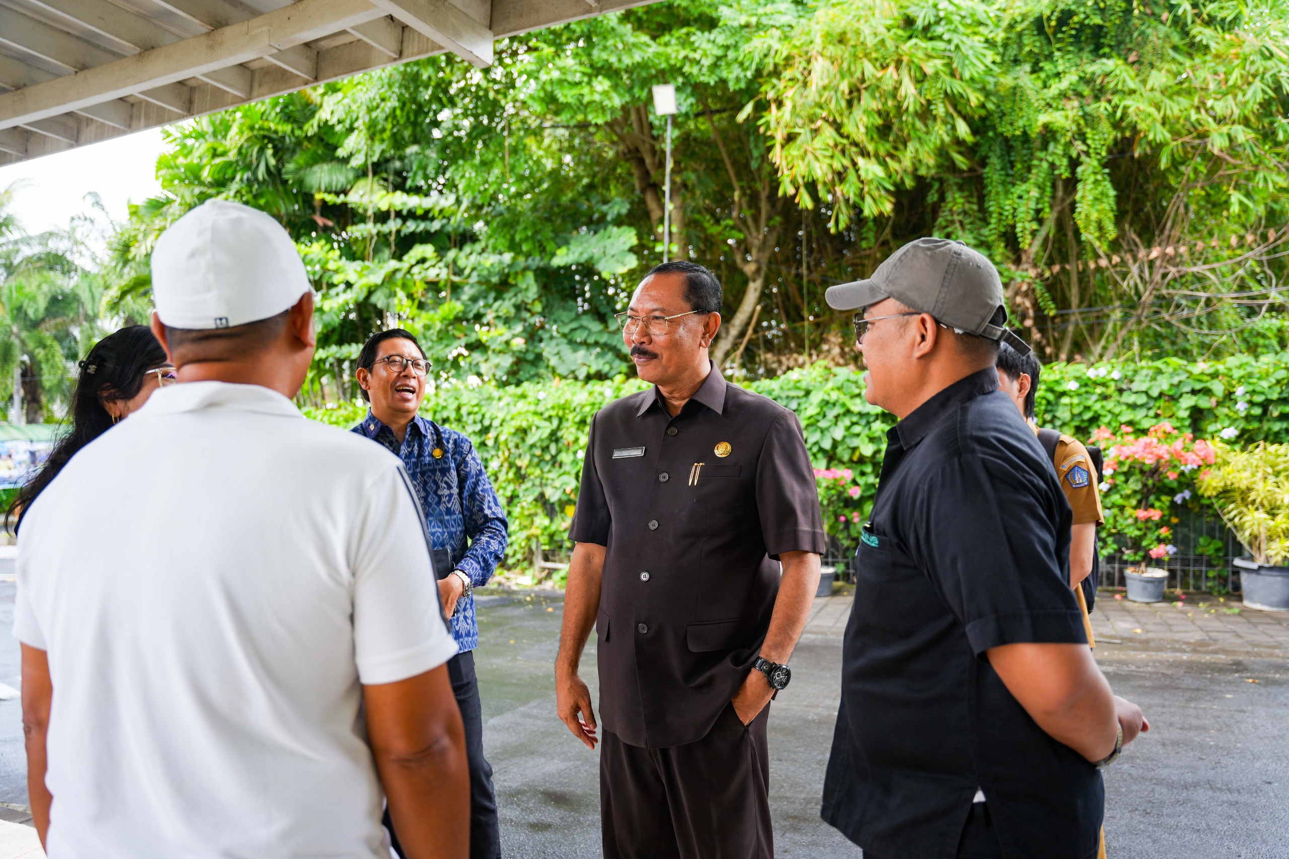 VERIFIKASI: Kadisperinaker Badung, I Putu Eka Merthawan saat melakukan verifikasi terkait PHK karyawan Finns Recreation Club, Senin (23/7).