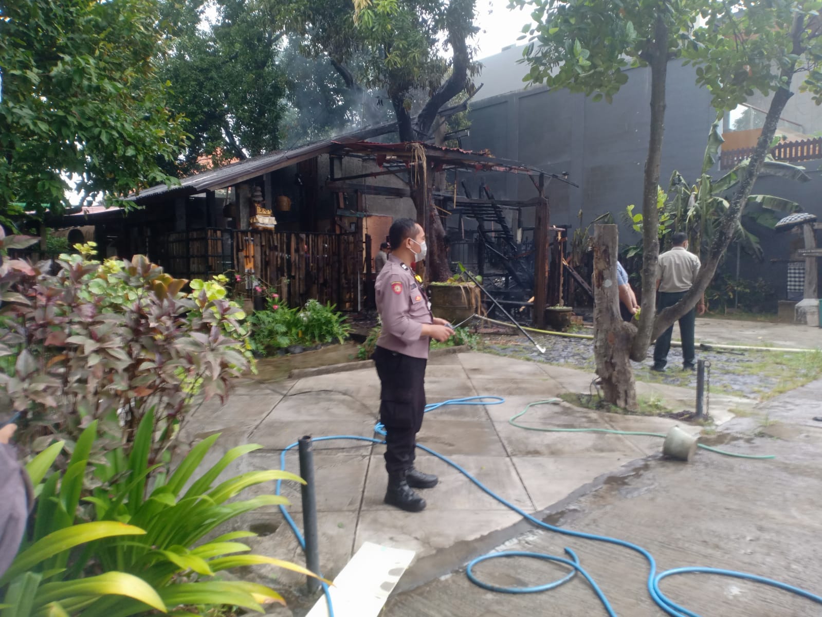 Bangunan Warung Badak hangus setelah diamuk si jago merah. (Bali Express/istimewa)