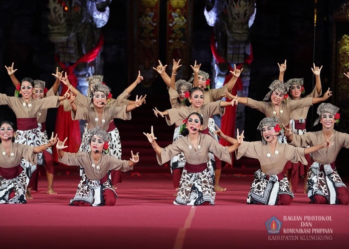 MEMUKAU : Sekaa Gong Kebyar Anak-anak Panji Gita Semara Desa Adat Budaga, Kelurahan Semarapura Kauh, Kecamatan Klungkung, dalam Parade Gong Kebyar Anak-anak Pesta Kesenian.