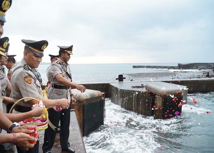 PERINGATAN : Memperingati Hari Bhayangkara ke-79, Polres Klungkung menggelar upacara tabur bunga di perairan eks Galian C, Dermaga Kapal Roro, Desa Gunaksa, Kecamatan Dawan, Senin (23/6/2025).