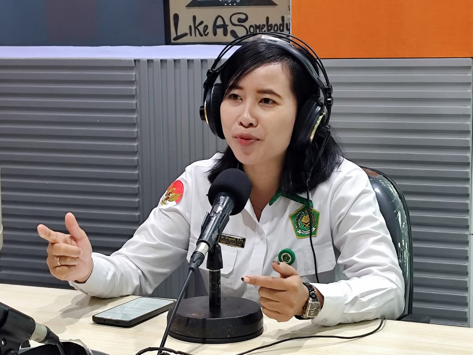 Penyuluh Agama Hindu Kemenag Buleleng, Luh Sri Drupadi, S.Pd saat memberikan penyuluhan melalui Radio
