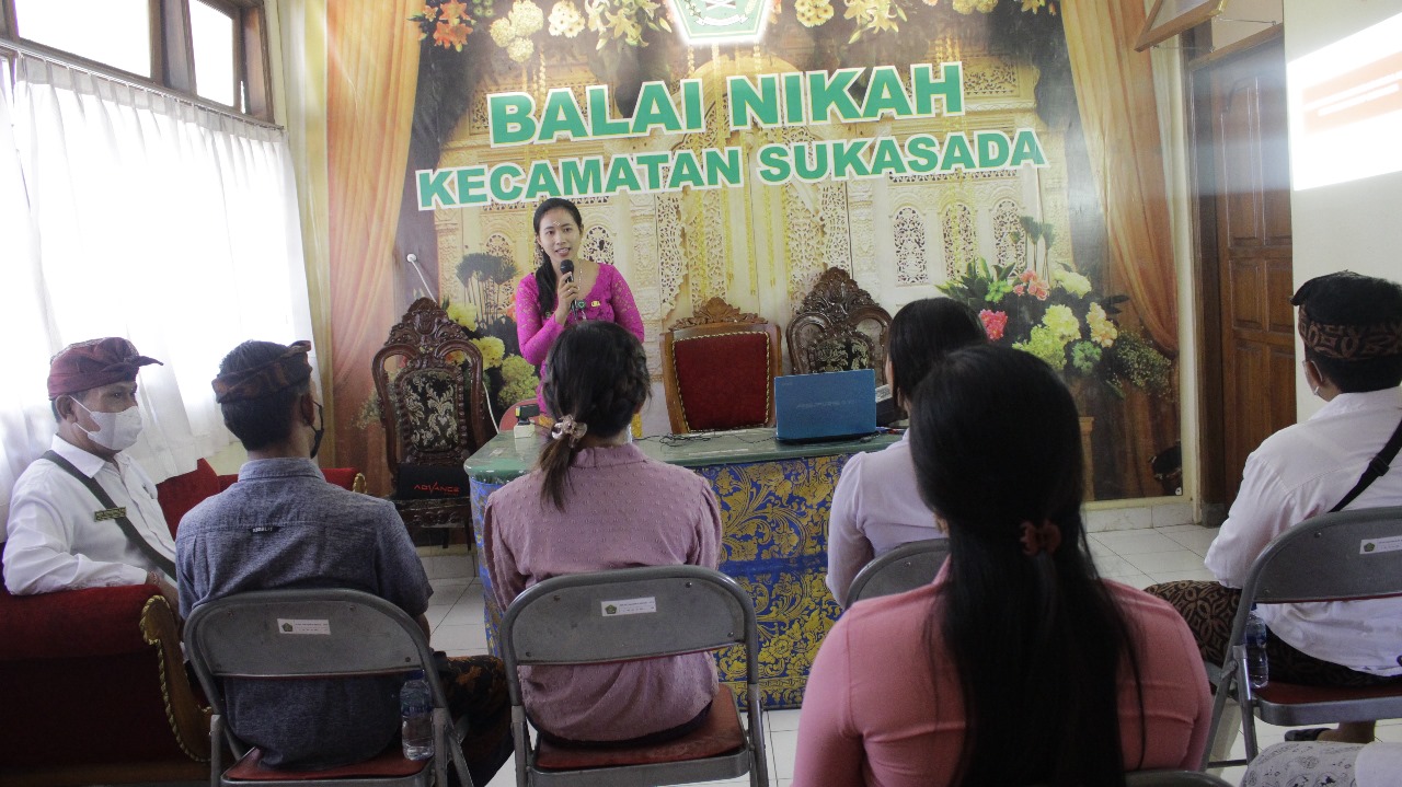 Luh Sri Drupadi saat memberikan penyuluhan kepada para calon pengantin