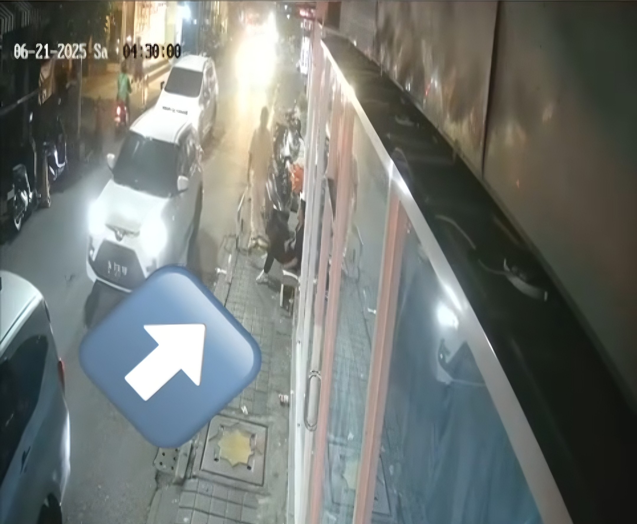 Tangkapan layar rekaman cctv aksi pencurian motor di Jalan Kayu Aya, Seminyak, Kuta, Badung. (Bali Express/Istimewa)
