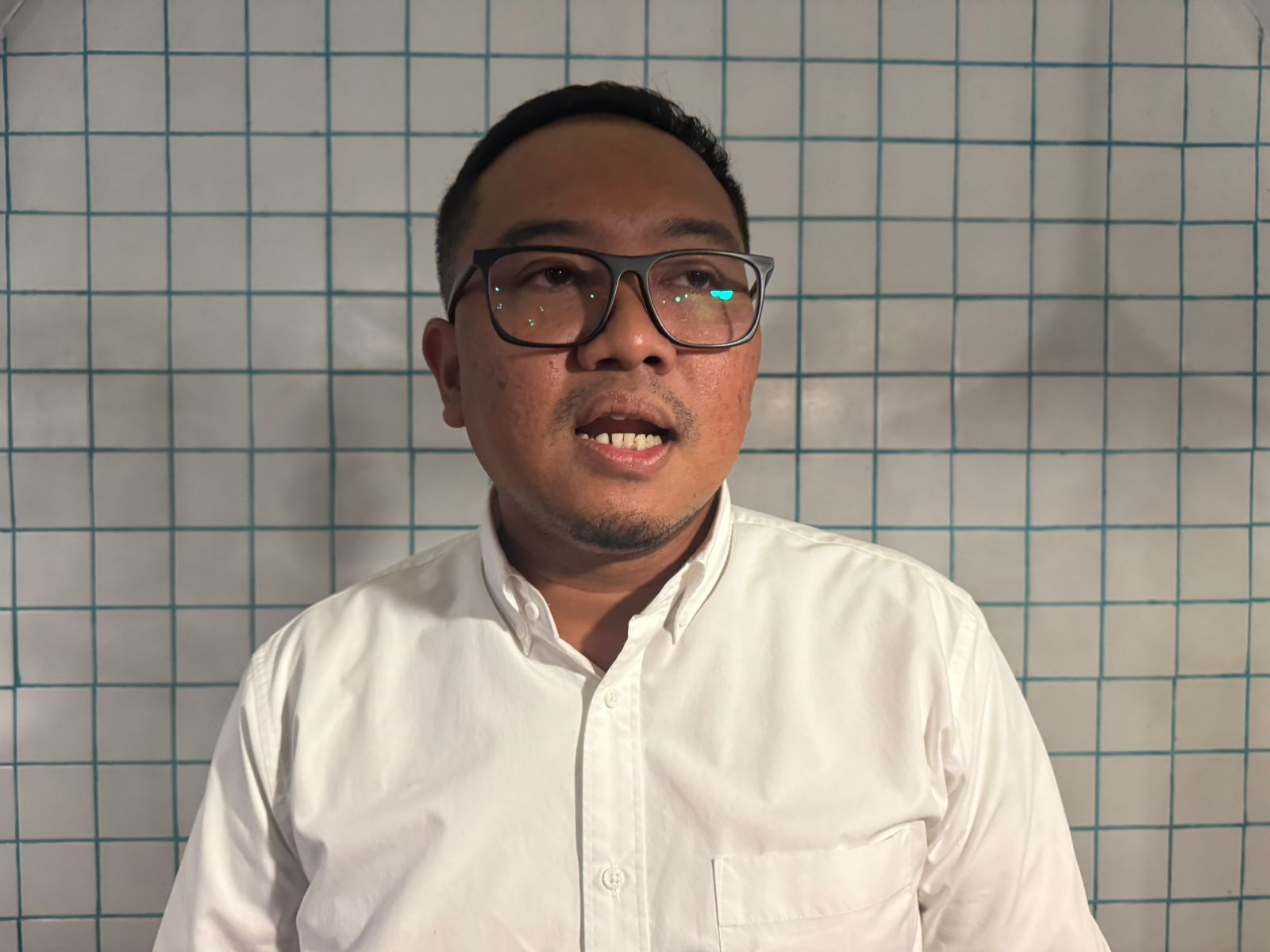 PENURUNAN PERFORMA: Manager Communication, Relations and CSR Pertamina Patra Niaga Regional Jatimbalinus, Ahad Rahedi, saat diwawancara di Denpasar, Senin (23/6)