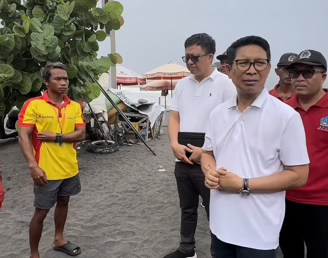 Bupati Badung I Wayan Adi Arnawa melakukan peninjauan pos Balawista, Pantai Pererenan, Desa Pererenan, Kecamatan Mengwi, Badung.