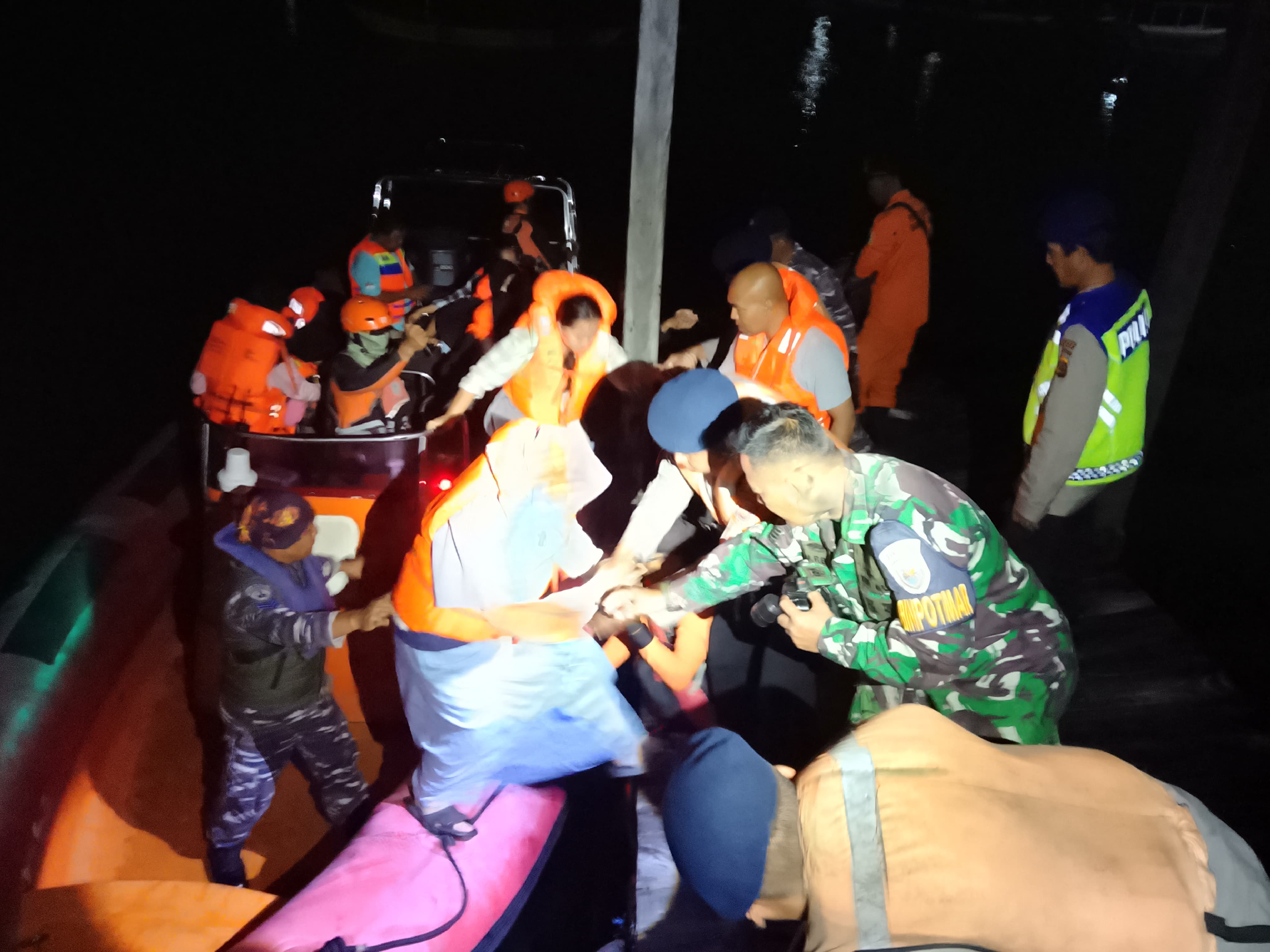 Proses evakuasi penumpang KMP Agung Samudra di Perairan Gilimanuk, Jembrana, Senin (23/6/2025) malam.