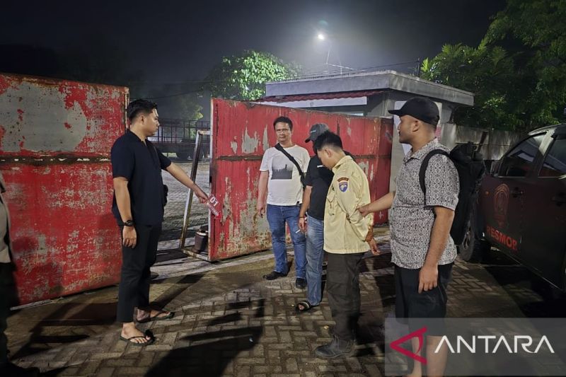 Polisi melakukan olah TKP kasus satpam menikam seorang pemuda hingga tewas di Karawang.