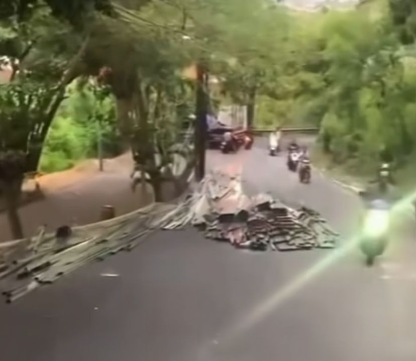 Truk Bermuatan Besi Tumpah di Jalan Goa Gong Jimbaran