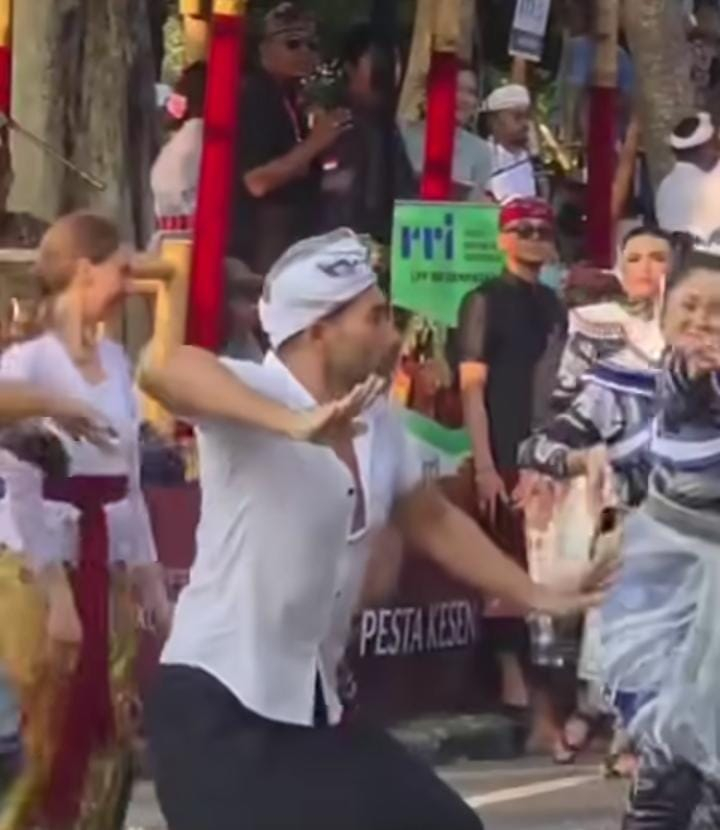 Momen saat bule ikut menari di pawai budaya PKB 2025