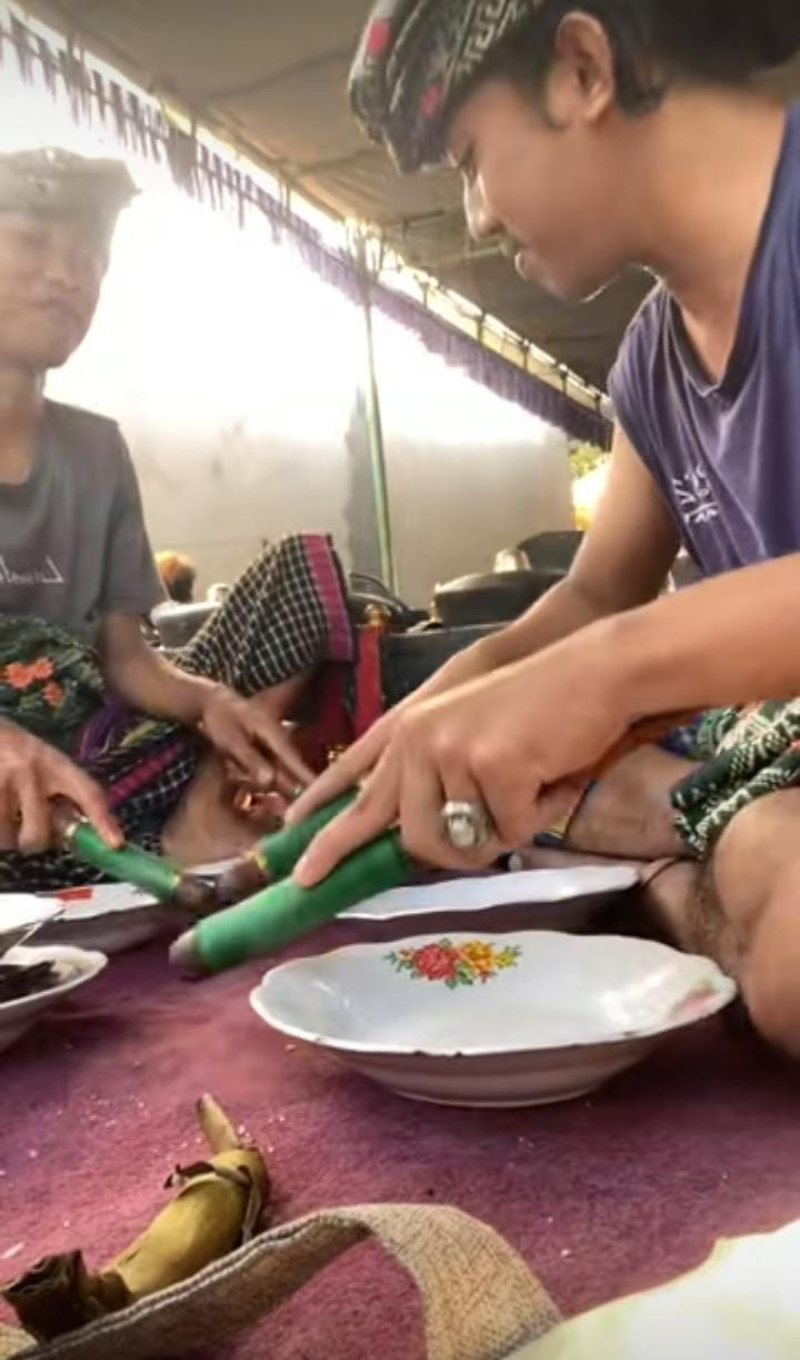Dua Pemuda Main Gamelan Pakai Piring