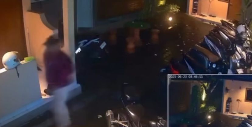 Aksi Pencurian Helm di Kos-Kosan di Pamogan Terekam CCTV
