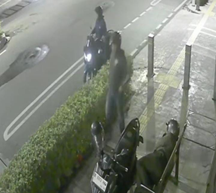 Viral detik-detik motor seorang pria digondol maling saat korban tertidur di Trotoar
