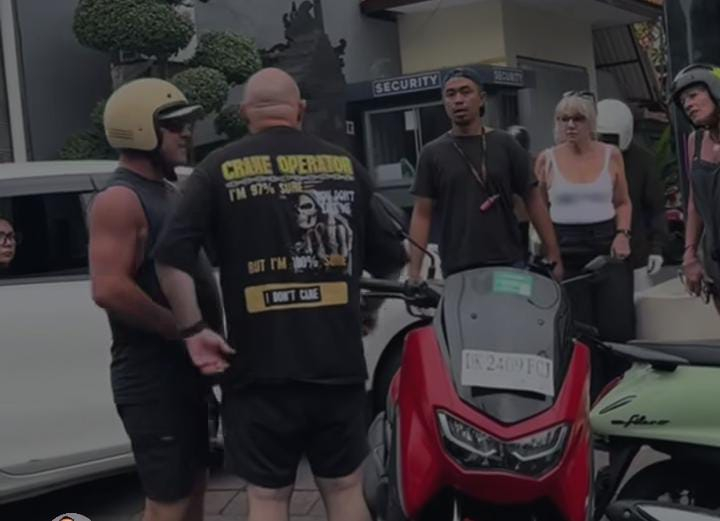 Seorang bule mencegah sesama WNA yang coba kabur usai tabrak mobil di Bali
