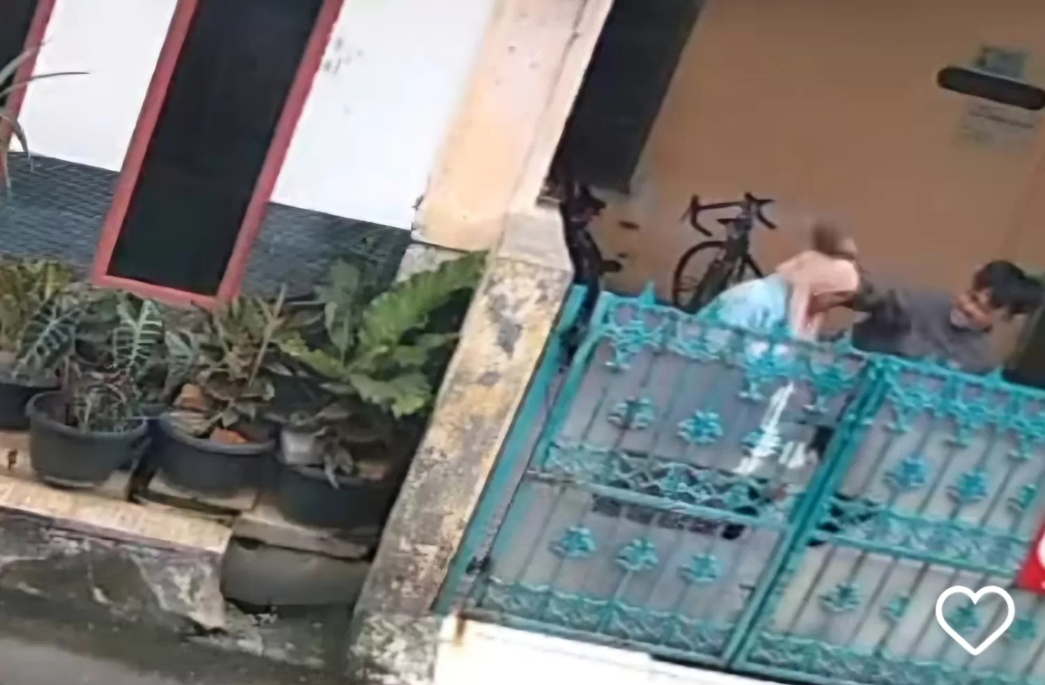Video Pemuda Pukuli Ibunya Gara-Gara Tak Diberi Uang viral di media sosial