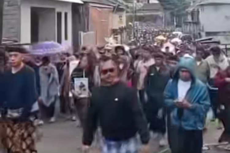 Ribuan Warga Antar Komang Alam ke Peristirahatan Terakhir