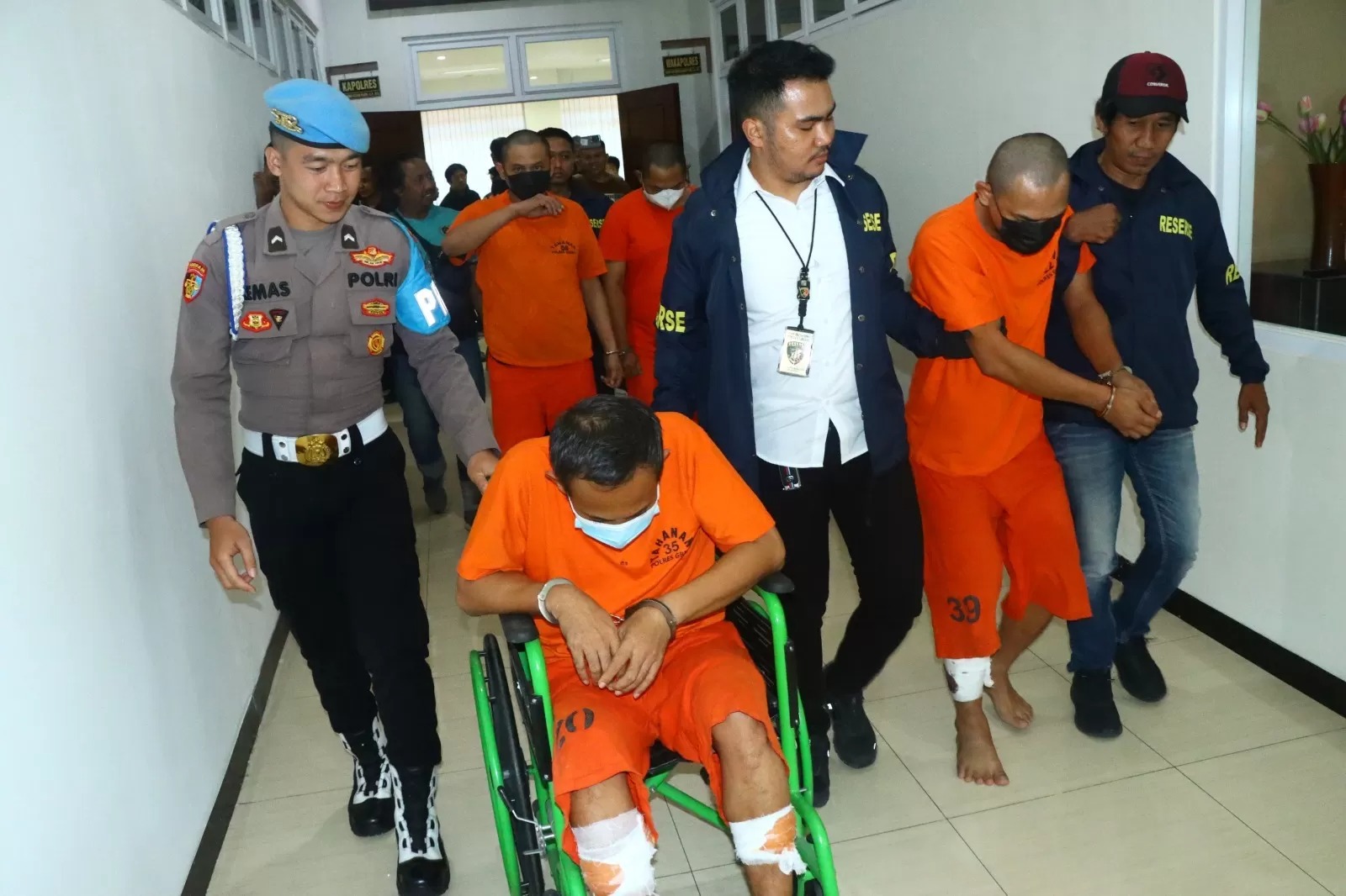 Para pelaku pencurian dengan modus ganjal ATM diamankan Satreskrim Polres Gresik.