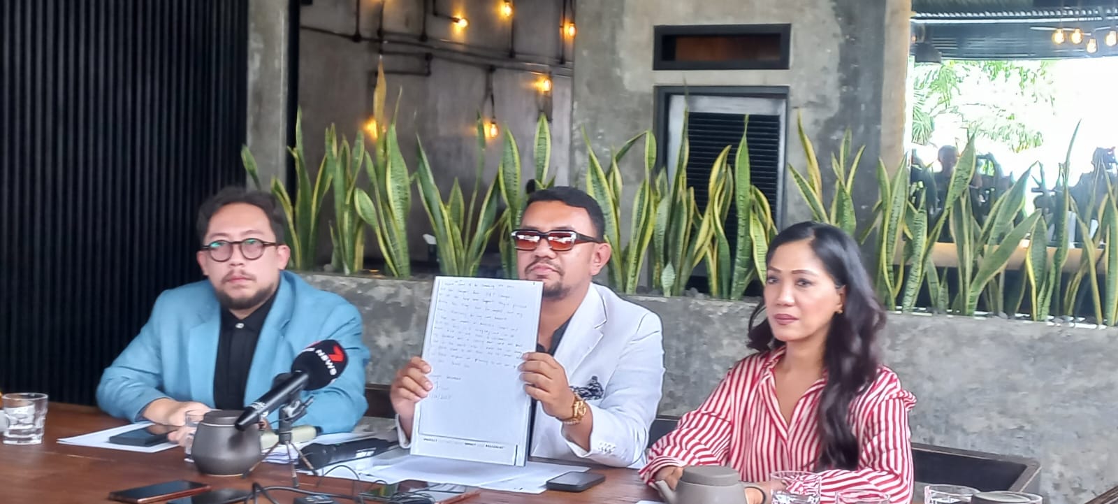Kuasa Hukum keluarga korban penembakan, Pahrur Dalimunthe, Boris Tampubolon dan Sarie Latif. (Bali Express/Istimewa)