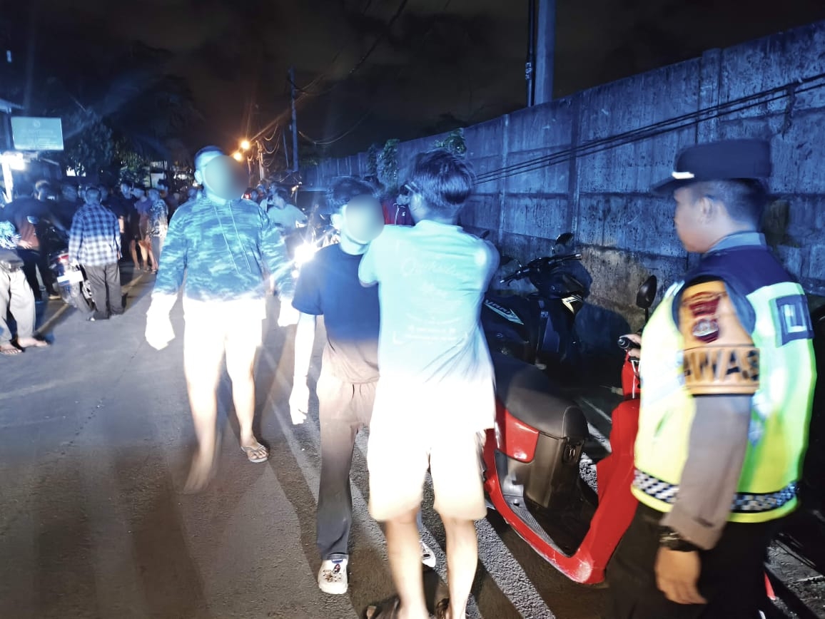 Kepolisian mengamankan tempat kejadian perkara (TKP) keributan melibatkan remaja di Sesetan. (Bali Express/Istimewa)