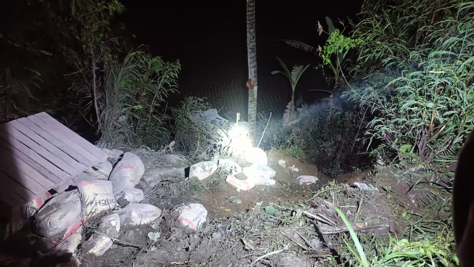 Semen berserakan akibat kecelakaan Banjar Lumbuan, Desa Sulahan, Kecamatan Susut, Kabupaten Bangli, pada Senin (23/6/2025).