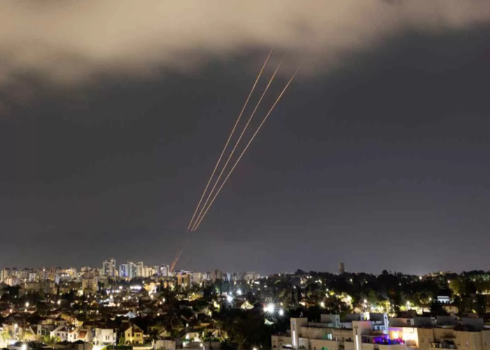 Sistem anti-rudal beroperasi setelah Iran meluncurkan drone dan rudal ke arah Israel, seperti yang terlihat dari Ashkelon, Israel pada 14 April.