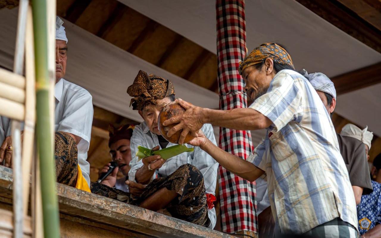 Tata Lungguh saat ngayah dalam upacara Saba di Desa Pedawa, Kecamatan Banjar