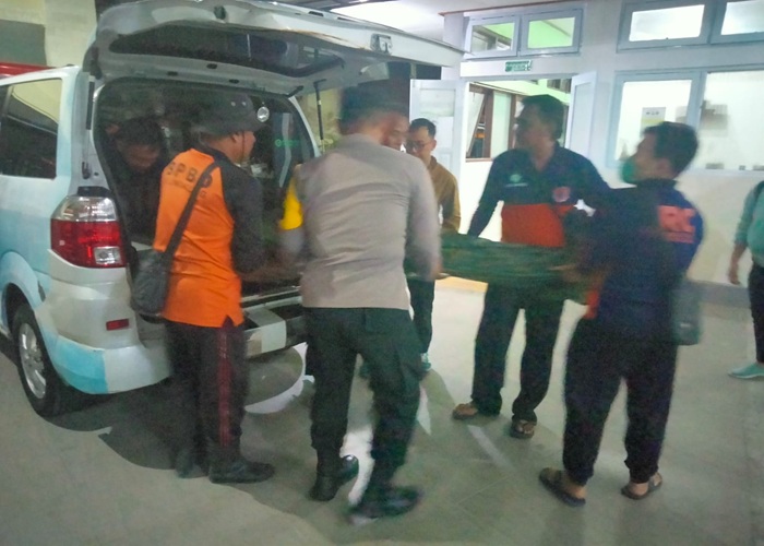 EVAKUASI : Proses evakuasi jenazah korban.