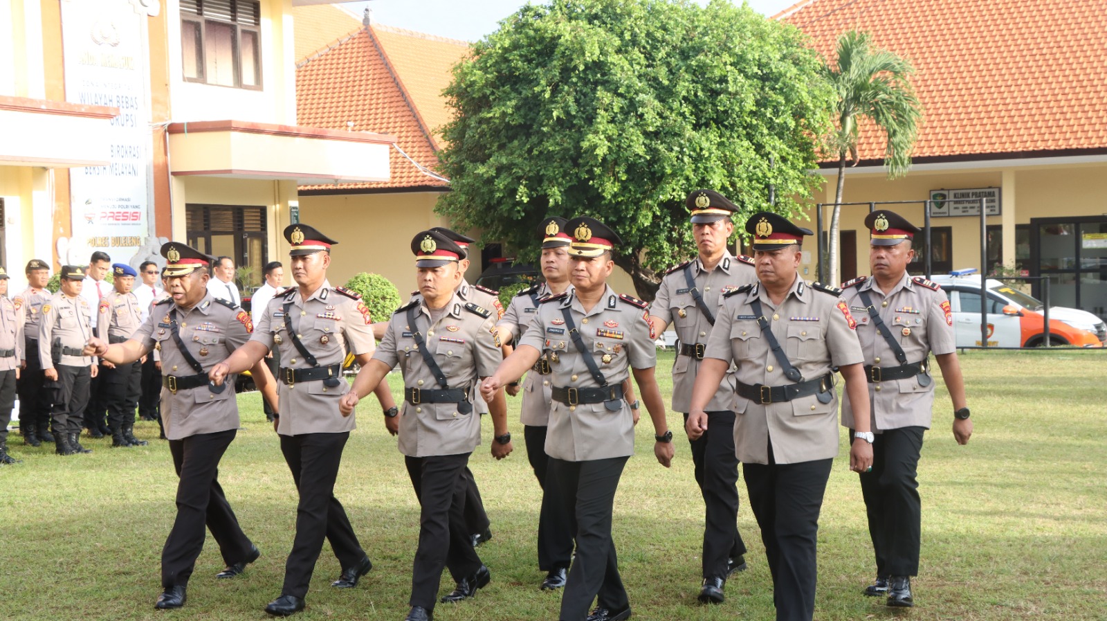 Para pejabat kepolisian melakukan serah terima jabatan di Polres Buleleng