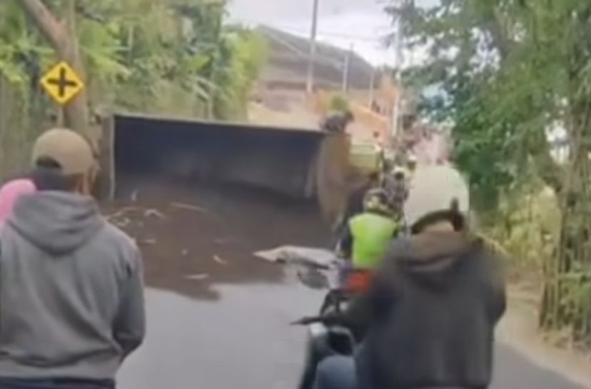 Truk Muatan Pasir Terguling di Tanjakan Toyaning Kuta Selatan