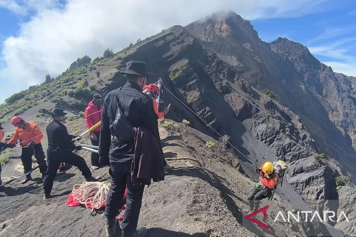 Proses evakuasi Pendaki Asal Brasil yang Jatuh di Jurang Gunung Rinjani
