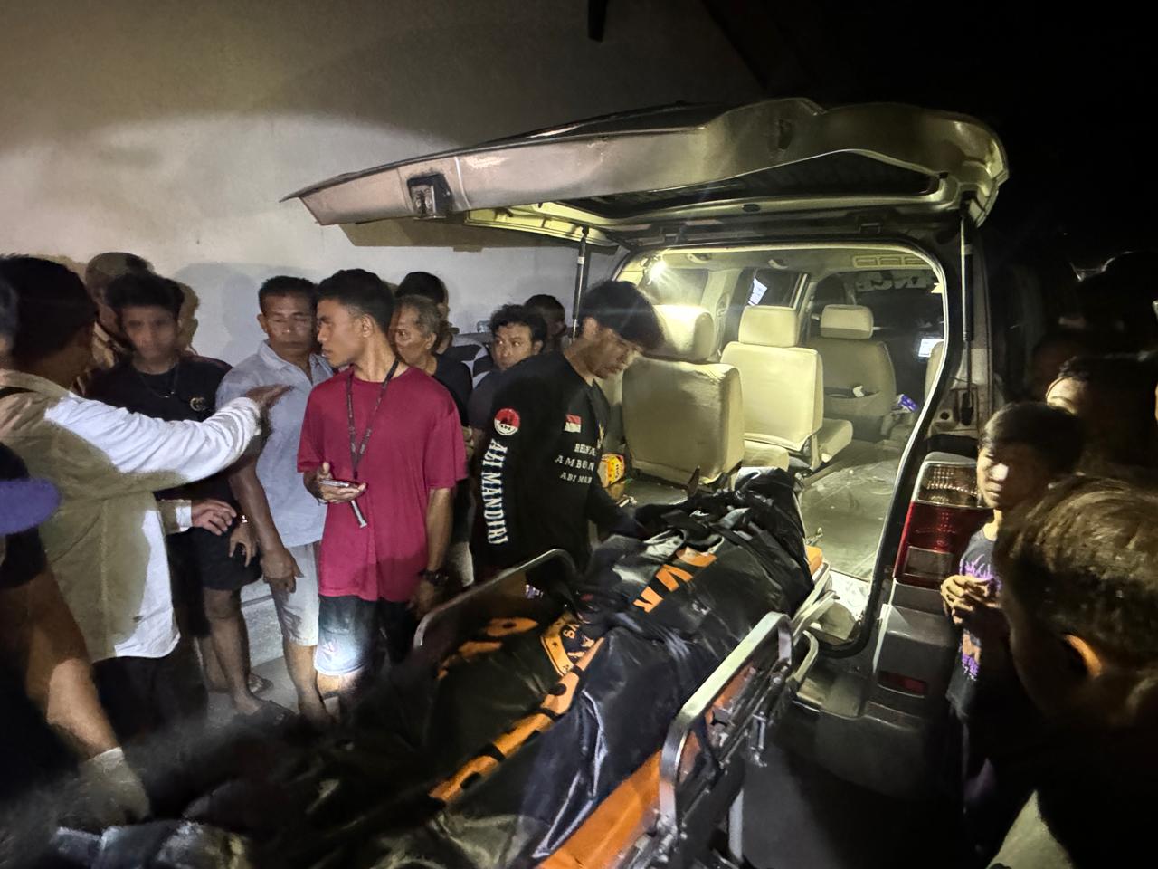 Petugas mengevakuasi jenazah AAS. (Bali Express/Istimewa)