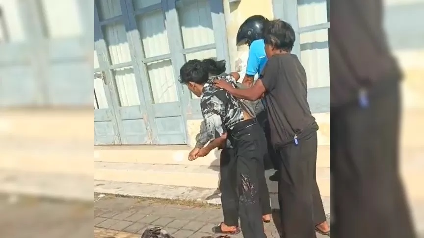BERKELAHI: Warga melerai dua orang pemuda yang terlibat perkelahian di kawasan Eks Pelabuhan Buleleng. (Repro: Francelino Junior/Radar Buleleng)