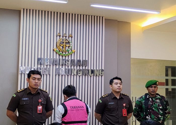 DILIMPAHKAN : Pelimpahan tersangka eks Perbekel Desa Tusan di Kantor Kejaksaan Negeri Klungkung, Rabu (25/6/2025).