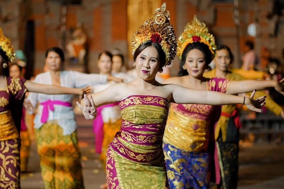 Tari Rejang Sutri Desa Batuan, Kecamatan Sukawati, Gianyar sebagai tarian sakral