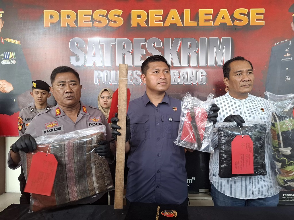 Polisi menunjukkan barangbukti yang digunakan pelaku membunuh korban (Achmad RW/Radar Jombang)