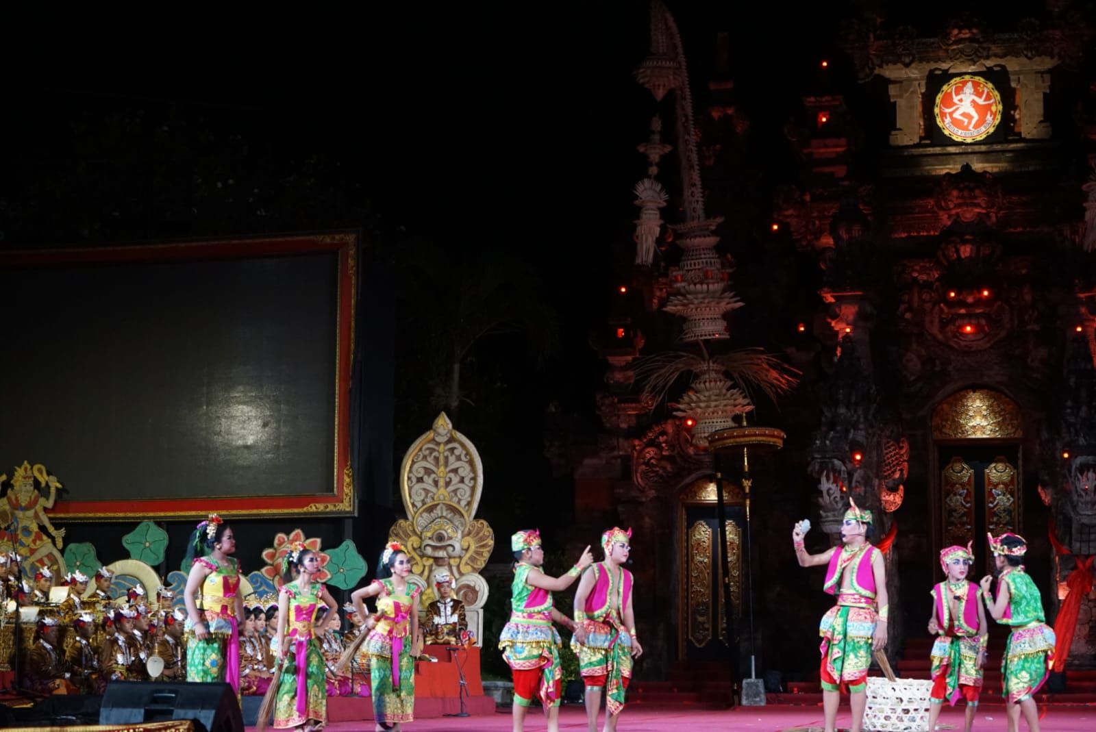 Dolanan Gayung Batu, duta Kabupaten Gianyar di Panggung Terbuka Ardha Candra Denpasar, Selasa (24/6/2025).