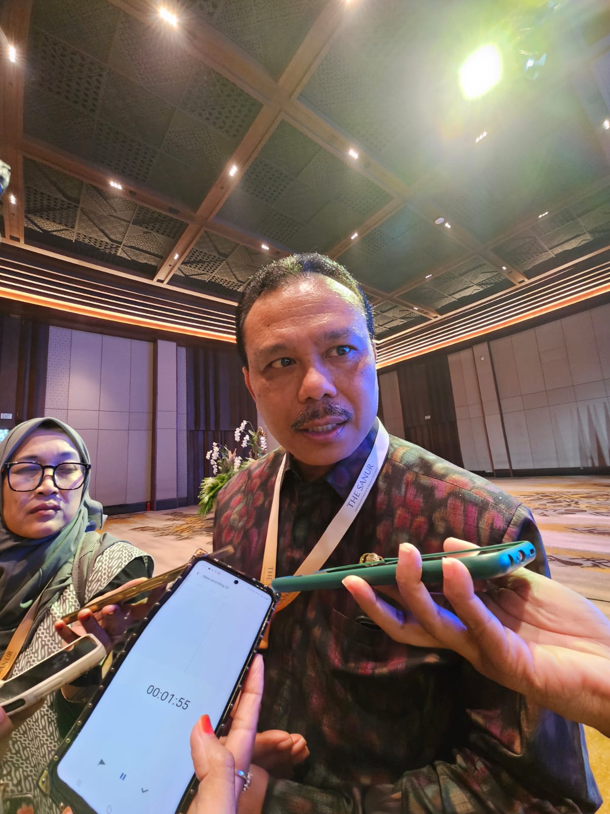 KEHADIRAN: Sekretaris Daerah Provinsi Bali, Dewa Made Indra saat diwawancara di The Meru Sanur, Rabu (25/6)