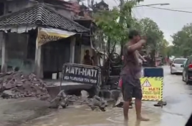 Jalan Ahmad Yani Singaraja Banjir Usai diguyur hujan deras