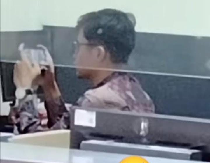 Oknum Petugas Samsat Asyik Main Game di Tengah Antrean Panjang