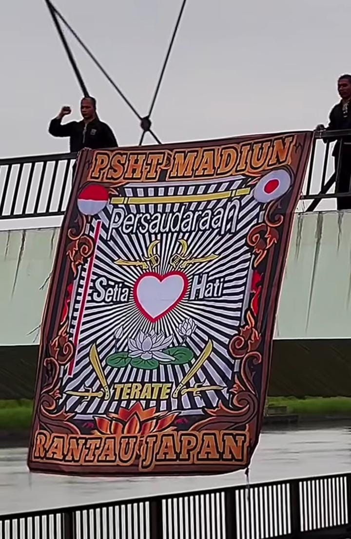 Aksi Pembentangan Spanduk PSHT Madiun di Jepang Viral