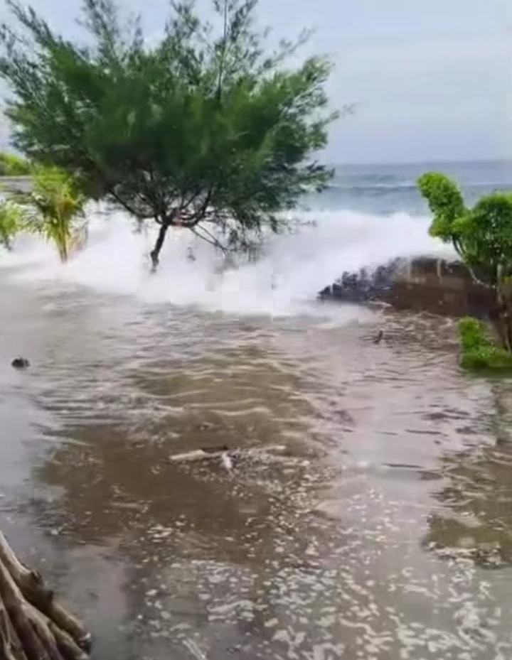 Banjir Rob Rendam Rumah Warga di Gilimanuk