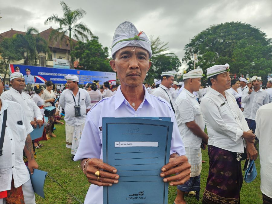 I Wayan Tusta diangkat menjadi PPPK Karangasem jelang pensiun.