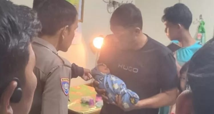 Bayi perempuan berusia 3 hari ditemukan hidup di Perumahan Puri Lestari, Lubukbegalung, Padang, Kamis malam (26/6/2025).